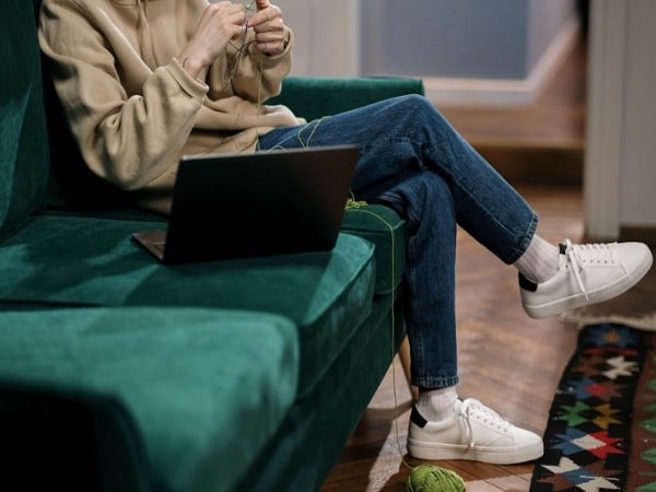 Tính cách, vận mệnh đàn ông ngồi rung chân