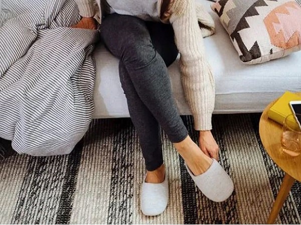 Ý nghĩa tướng phụ nữ ngồi rung chân khi kết hợp với tướng khác