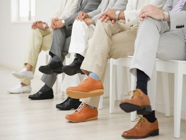 Ý nghĩa thói quen ngồi rung chân ở đàn ông theo nhân tướng học