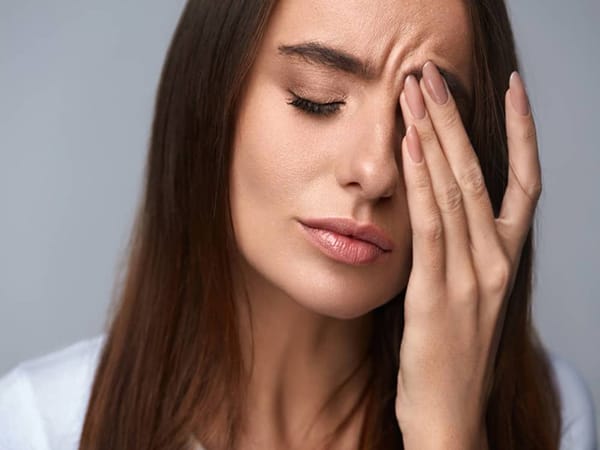 Tại sao nháy mắt lại được coi là điềm báo?