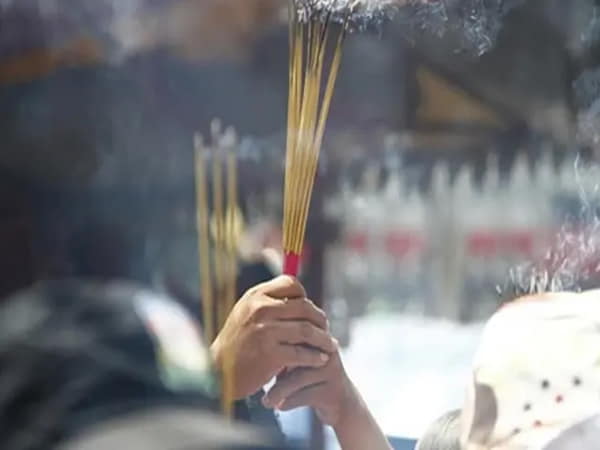 Vì sao cần quan tâm thắp mấy nén hương