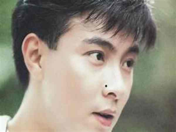 Nốt ruồi tại khe mũi phải nam