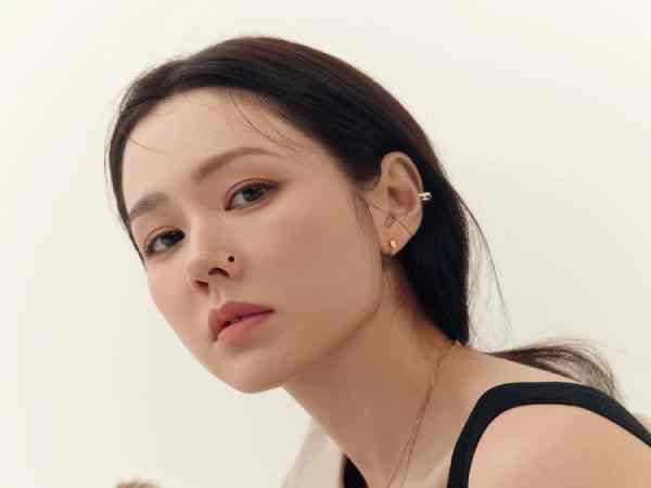 nốt ruồi ở khe mũi phải