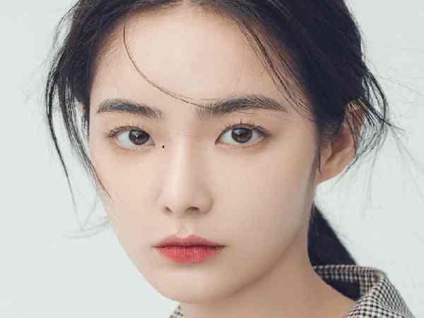 Nốt ruồi đen hoặc nhạt ở hốc mắt nữ
