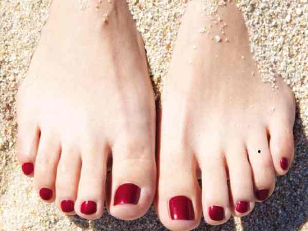 Nốt ruồi ở ngón chân áp út bên trái Nốt ruồi ở ngón chân áp út bên trái