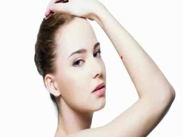 Nốt ruồi son trên cánh tay phải của nữ