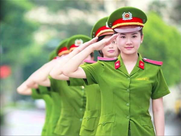 Chiêm bao thấy công an cười hoặc thân thiện