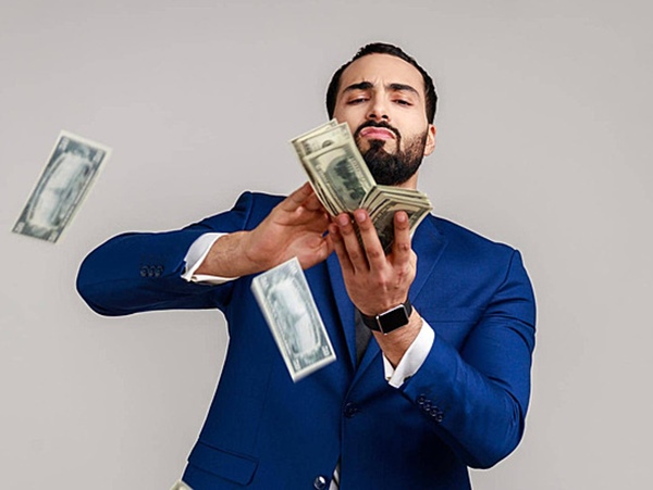 Nằm mơ thấy đàn ông cho tiền có điềm gì, hên hay xui?