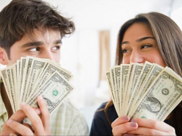 Nằm mơ thấy đàn ông cho tiền có điềm gì, hên hay xui?