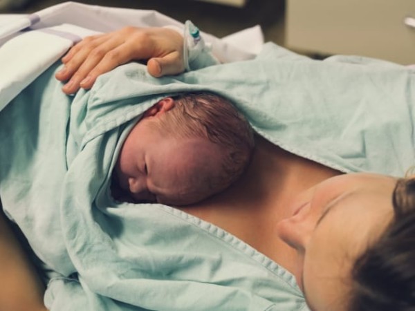 Nằm mơ thấy người khác sinh con là điềm gì hên hay xui