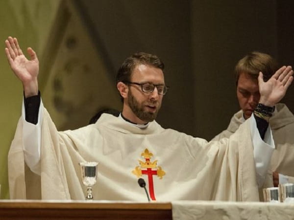 Mơ thấy linh mục buồn hoặc tức giận